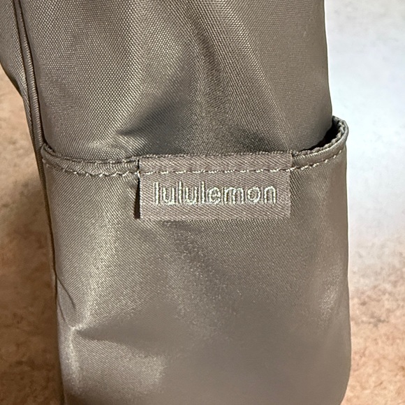 Lululemon City Essentials 4L Hobo Purse Warm Ash Grey - Picture 5 of 10